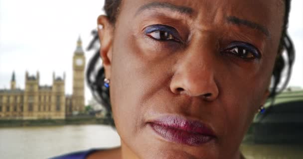 Femme Noire Âgée Londres Regardant Tristement Loin Gros Plan Une — Video