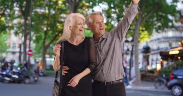 Volwassen Echtpaar Roepen Een Taxi Aan Parijs Portret Van Een — Stockvideo