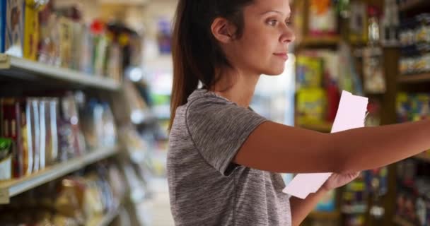Zbliżenie Kobiety Klienta Supermarkecie Ruchome Przedmioty Półce Młoda Kobieta Listą — Wideo stockowe