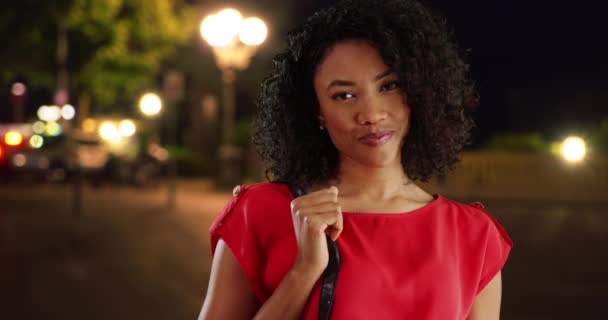 Feliz Joven Mujer Negra Vestido Rojo Sonriendo Cámara Ciudad Por — Vídeo de stock