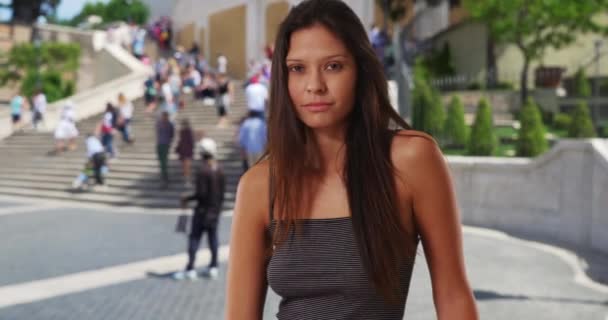 Hermosa Mujer Turística Sonriente Pie Cerca Plaza España Roma Italia — Vídeos de Stock