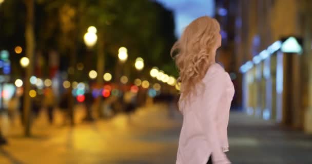Mujer Enérgica Bailando Sola Calle Ciudad Por Noche Hermosa Mujer — Vídeo de stock