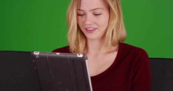 Yeşil Ekranda Dijital Tablette Video Kaset Takan Güzel Bir Kadının — Stok video