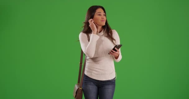 Zelfverzekerde Spaanse Vrouw Die Luistert Naar Muziek Mobiele Telefoon Danst — Stockvideo