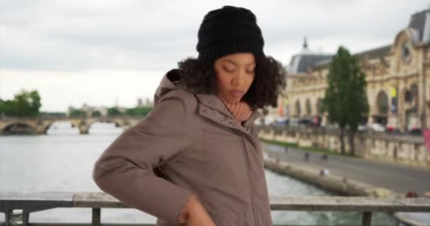 Afroamerykanka Zdejmująca Rękawiczki Żeby Sprawdzić Kierunek Podczas Wakacji Paryżu Czarna — Wideo stockowe