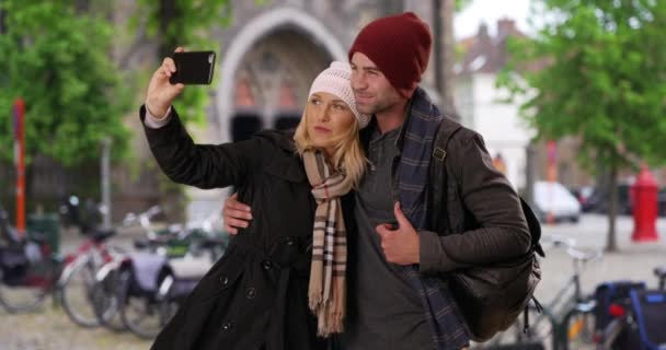 Jovem Casal Feliz Tirar Uma Selfie Bruges Turistas Masculinos Femininos — Vídeo de Stock