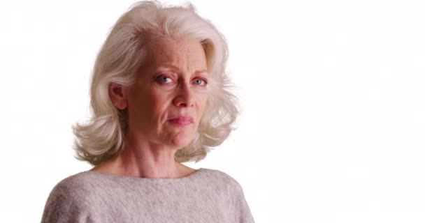 Detailní Záběr Depresivní Starší Ženy Obracející Zamračené Kameře Bílém Pozadí — Stock video