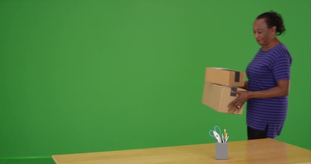 一个黑人妇女接受包裹递送并把它带进绿色屏幕 在绿色屏幕上键入或合成 — 图库视频影像
