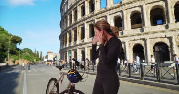 Gezonde Actieve Vrouw Die Zich Voorbereidt Een Fietstocht Rome Een — Stockvideo