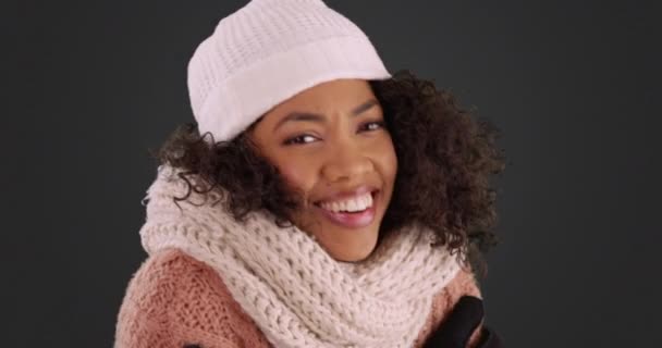 Närbild Söt Afroamerikansk Kvinna Vinterkläder Skakar Grå Bakgrund Skrattar Glatt — Stockvideo
