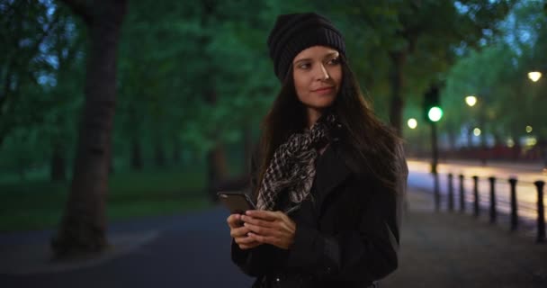 Feliz Texto Feminino Caucasiano Smartphone Parque Retrato Mulher Milenar Usando — Vídeo de Stock