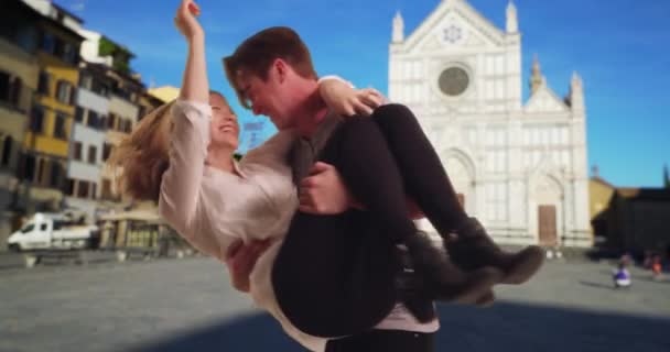 Homem Caucasiano Vai Buscar Namorada Casal Turistas Brincando Rua Florença — Vídeo de Stock