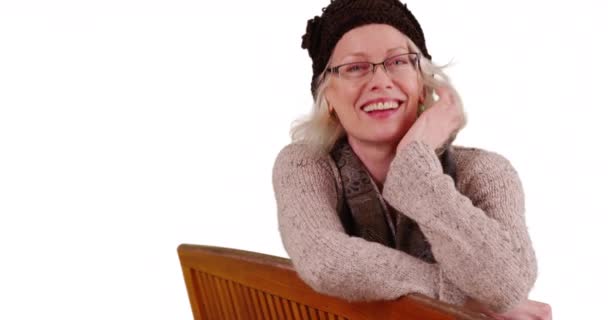 Femme Mûre Joyeuse Assise Sur Banc Souriant Caméra Sur Fond — Video