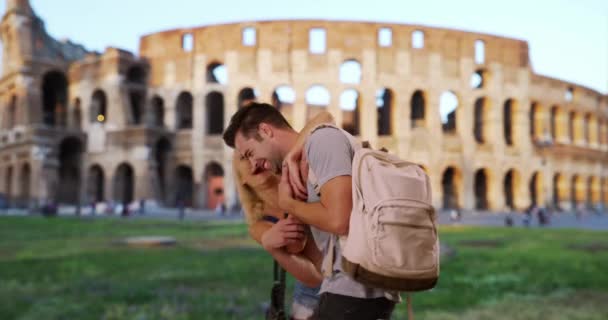 Pareja Joven Juguetona Divierten Explorando Roma Retrato Pareja Feliz Atractiva — Vídeos de Stock