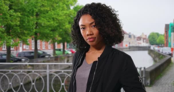 Прекрасна Афро Американська Жінка Під Час Відпустки Стоїть Біля Каналу — стокове відео