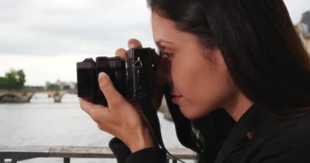 Vista Lateral Mujer Milenaria Puente Sobre Sena Tomando Fotos Con — Vídeo de stock