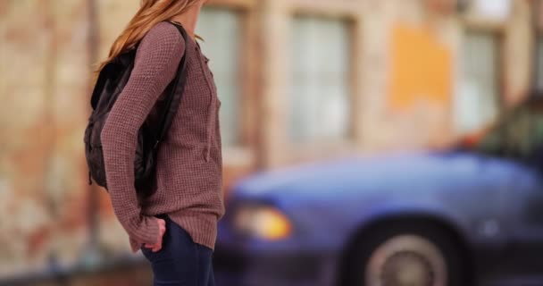 白い千年紀の少女の胴のバックパックを着て 誰かを屋外で待っているのプロフィール 外に立つ若い白人女性の体のプロフィール — ストック動画