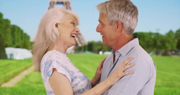 Dojrzałe Pary Przytulają Się Pobliżu Wieży Eiffla Szczęśliwy Emerytowany Mężczyzna — Wideo stockowe