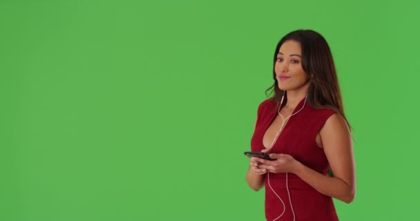 Attraktiv Latinamerikansk Kvinna Lyssnar Musik Smarttelefon Grön Skärm Grön Skärm — Stockvideo
