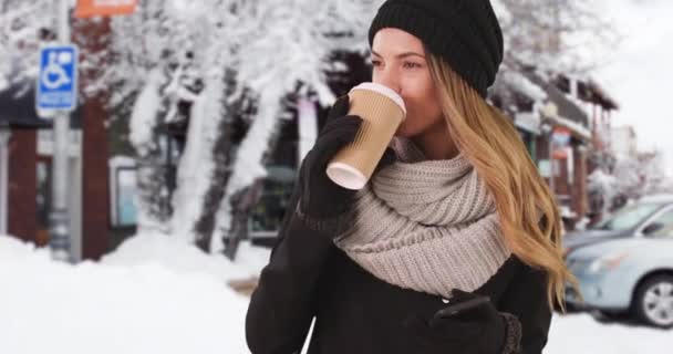 Atractiva Chica Milenaria Bebiendo Café Afuera Nieve Riéndose Mensaje Teléfono — Vídeos de Stock