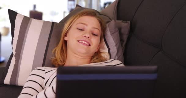 Retrato Close Jovem Mulher Caucasiana Deitada Sofá Usando Computador Portátil — Vídeo de Stock