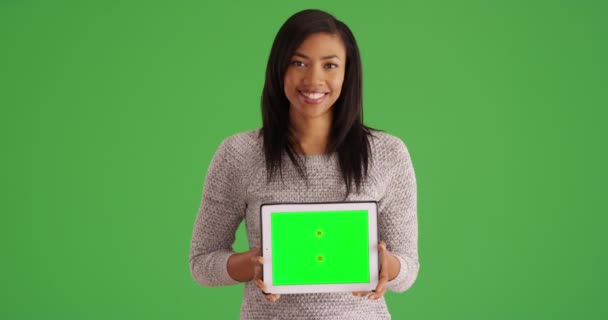 Portrét Usměvavé Černošky Držící Tablet Zelenou Obrazovkou Pro Vlastní Obsah — Stock video