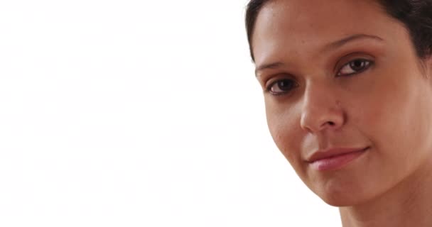 Primer Plano Retrato Hermosa Mujer Caucásica Estudio Con Copyspace Morena — Vídeo de stock