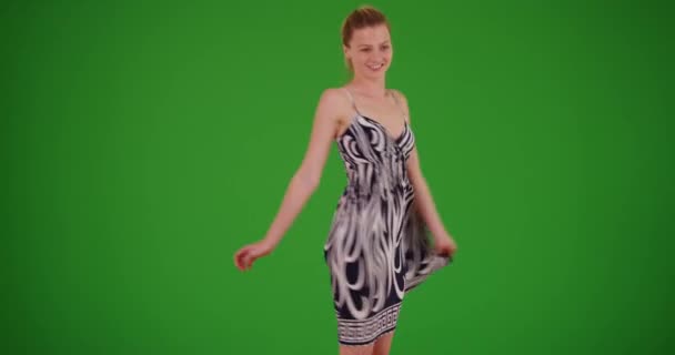 Mulher Vestido Sol Divertido Dançando Férias Tela Verde Tela Verde — Vídeo de Stock