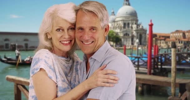 一对快乐而成熟的夫妇在大运河边摆出一副画像 在威尼斯度假的白人男女 — 图库视频影像