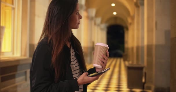 Femme Millénaire Avec Son Café Textos Avec Téléphone Portable Intérieur — Video