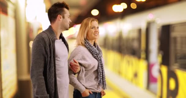 Hippi Çift Dışarıda Trenlerinin Gelmesini Bekliyor Milenyum Çifti Trenlerini Bekliyor — Stok video