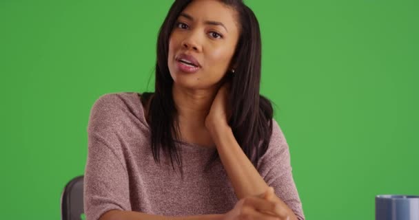 Yeşil Ekranda Boynundaki Ağrıyı Açıklayan Afrikalı Amerikalı Bir Kadının Görüntülü — Stok video
