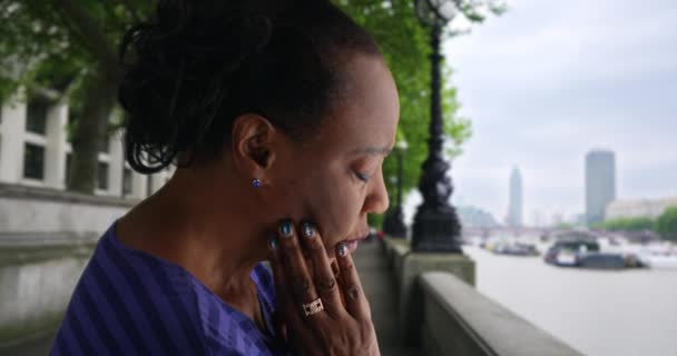 Äldre Svarta Kvinnan Ser Sorgset Themsen Ensam Afroamerikansk Kvinna Som — Stockvideo