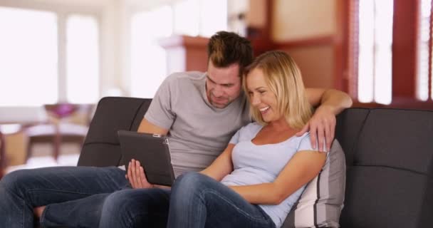 Millennials Kijken Samen Naar Grappige Video Tablet Thuis Zittend Een — Stockvideo