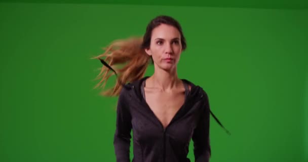 一个千禧年白人女孩在绿色屏幕上奔向摄像机的中镜头 在绿色屏幕上键入或合成 — 图库视频影像