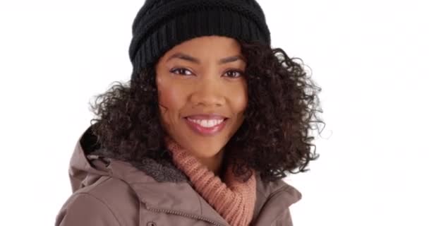 Закрывается Симпатичная Черная Женщина Уютной Шляпе Пальто Улыбающаяся Камере Белом — стоковое видео