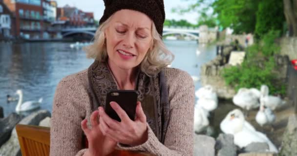 Femme Âgée Sur Banc Parc Près Une Rivière Windsor Regardant — Video