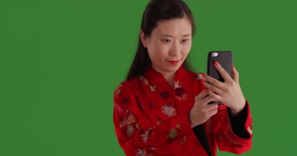 Traditionell Kinesisk Kvinna Som Tar Selfie Med Smartphone Och Isolerad — Stockvideo