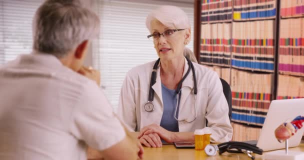 Starsza Pani Doktor Rozmawia Pacjentką Swoim Biurze Starszy Lekarz Omawia — Wideo stockowe