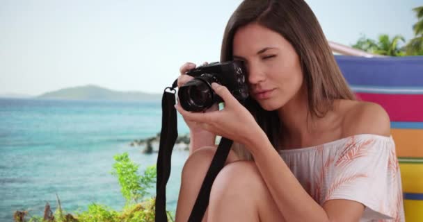 Γυναίκα Λήψη Φωτογραφιών Την Κάμερα Κάθεται Στην Καρέκλα Παραλία Εξωτερικούς — Αρχείο Βίντεο