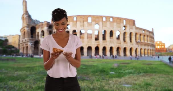 Roma Talya Güzel Bir Afro Amerikalı Kadın Turist Peynirli Pizza — Stok video