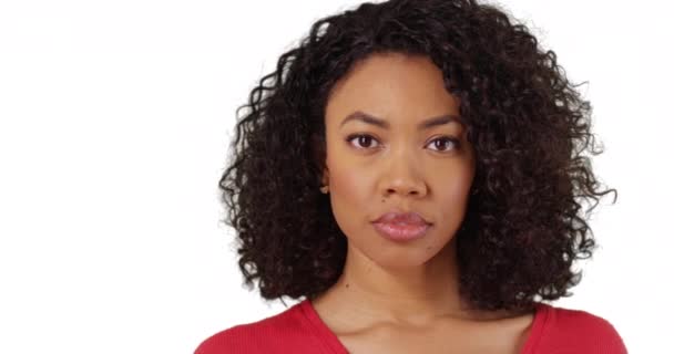 Kıvırcık Saçlı Beyaz Arkaplanda Özenle Kameraya Bakan Çekici Siyah Bir — Stok video