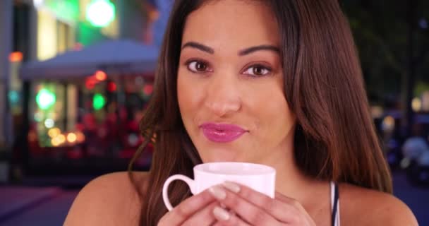 Flört Eden Genç Latin Kadın Kahve Içiyor Kameraya Göz Kırpıyor — Stok video