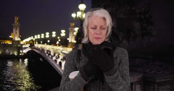 Volwassen Vrouw Vakantie Parijs Wachten Ritje Delen Met Mobiele Telefoon — Stockvideo