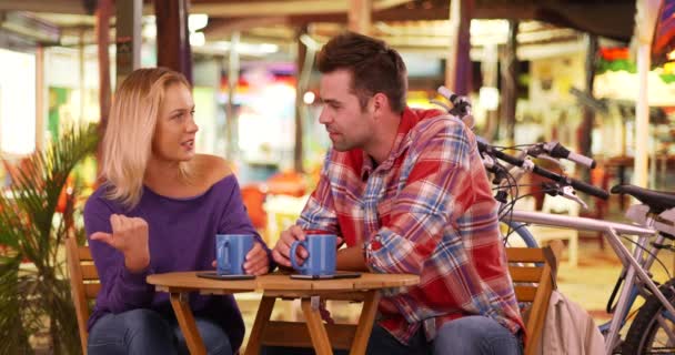 Bonito Jovem Casal Branco Sentado Livre Bebendo Café Juntos Jovens — Vídeo de Stock