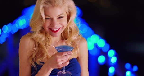 Porträtt Vacker Vit Kvinna Poserar Med Blå Cocktail Utomhus Kvällen — Stockvideo