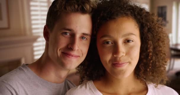 Oturma Odasında Gülümseyen Güzel Genç Çift Portresi — Stok video