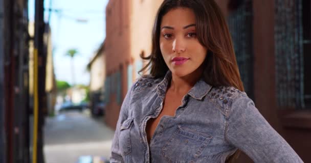 Retrato Bela Mulher Hispânica Camisa Jeans Beco Estreito Com Braços — Vídeo de Stock