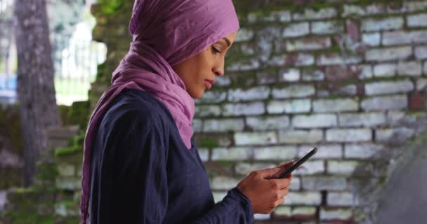 Perfil Una Joven Mujer Negra Que Usa Mensajes Texto Hijab — Vídeos de Stock