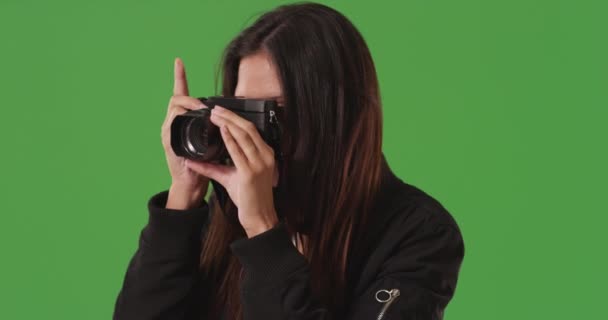 Attraktive Fotografiestudentin Beim Fotografieren Und Fokussieren Von Digitalkameralinsen Auf Greenscreen — Stockvideo